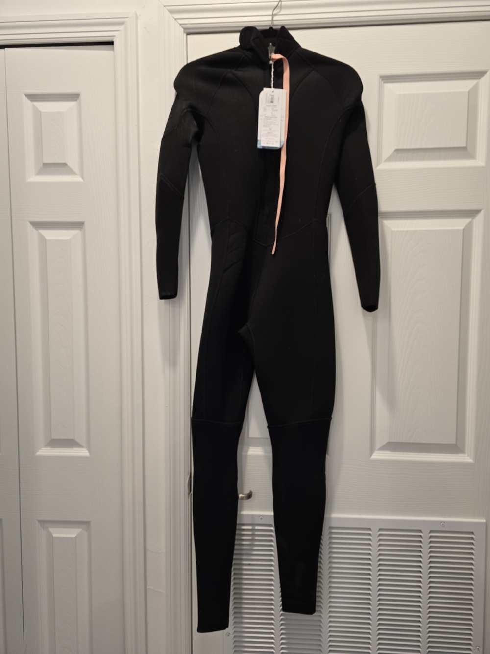 Aqua Women’s Full-Body Black Wetsuit with Pink Pull Tab - Picture 2 of 6